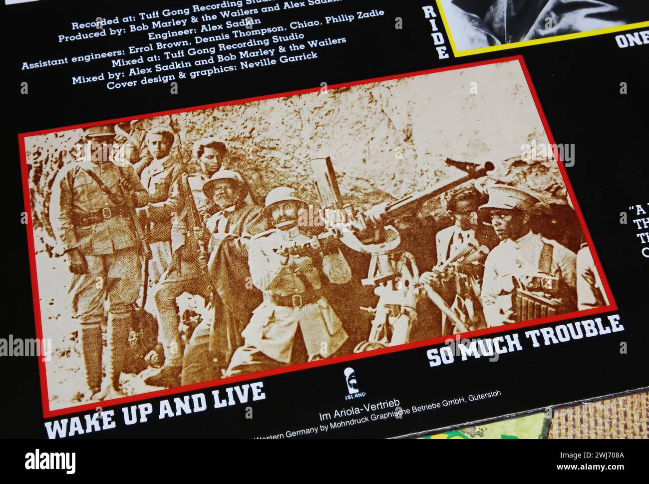Viersen, Allemagne - 9 janvier. 2024 : Marley reggae album back cover Survival avec photo historique de la guerre italo-abyssinienne des années 1930 contre Mussolini Banque D'Images