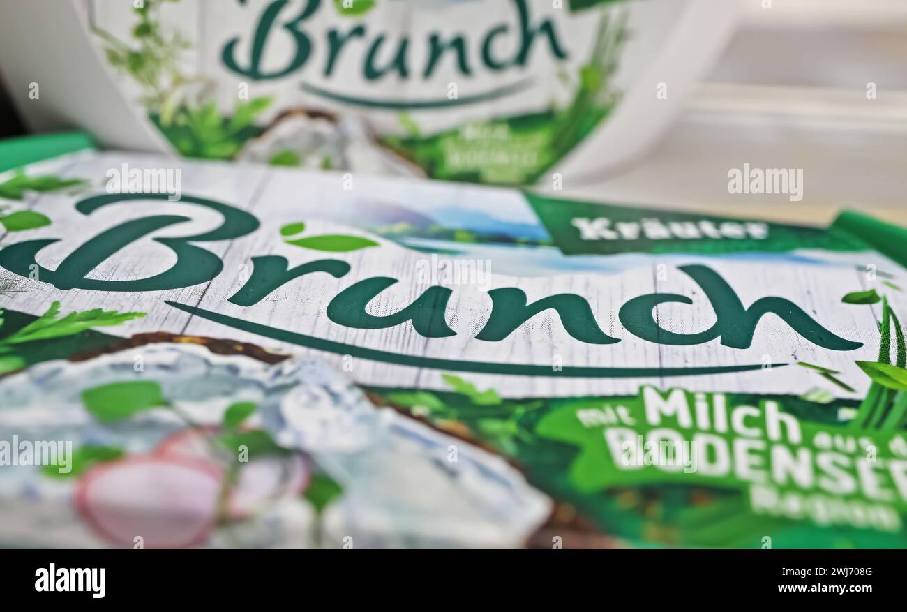 Viersen, Allemagne - 9 janvier. 2024 : gros plan du paquet allemand Edelweiss Brunch herbes pain tartiné Banque D'Images
