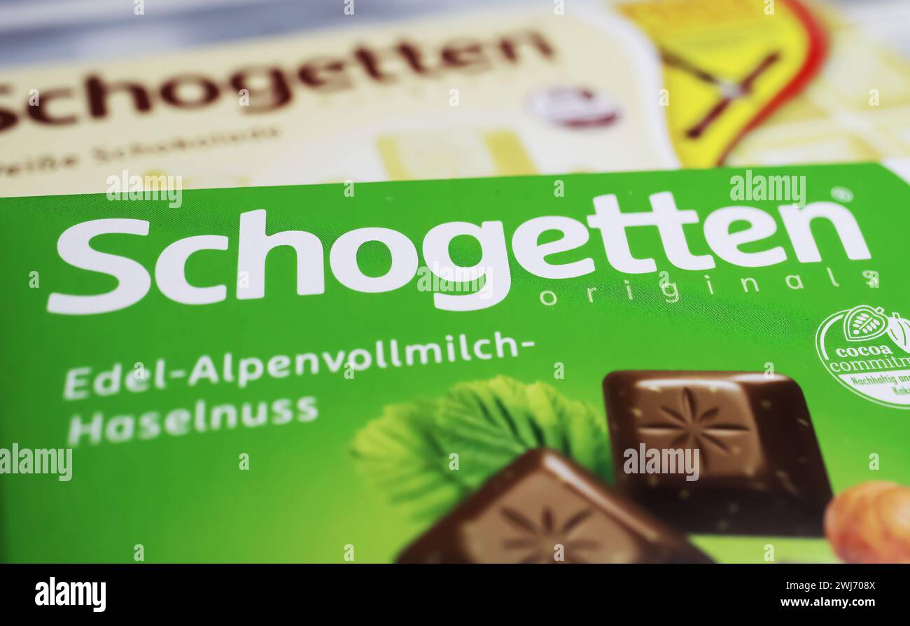 Viersen, Allemagne - 9 janvier. 2024 : gros plan de la boîte german Schogetten morceaux de chocolat aux noix Banque D'Images