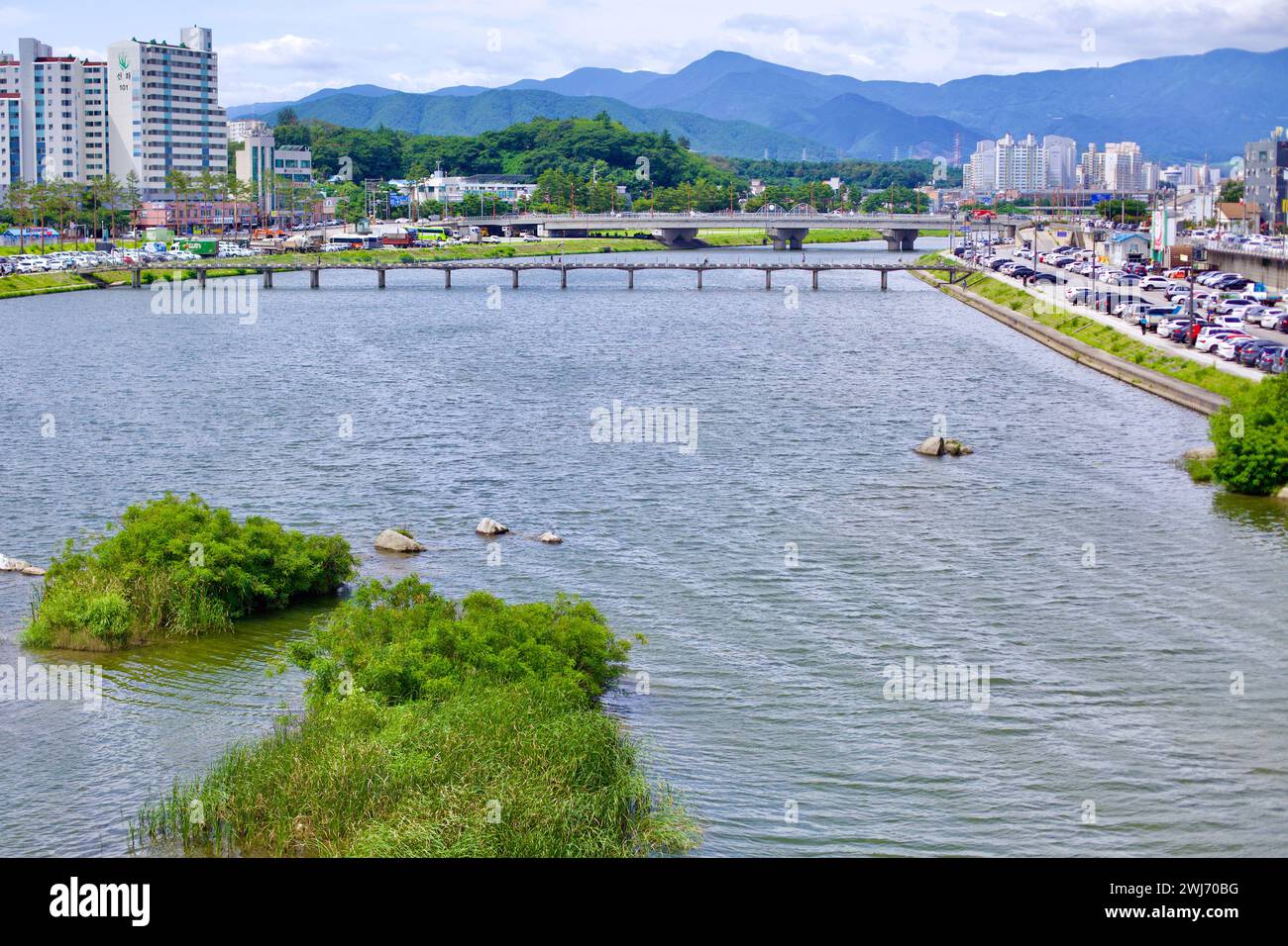 Ville de Gangneung, Corée du Sud - 29 juillet 2019 : en regardant vers le haut Namdae Stream dans le centre-ville de Gangneung, les larges eaux du ruisseau coulent sereinement avec Mounta Banque D'Images