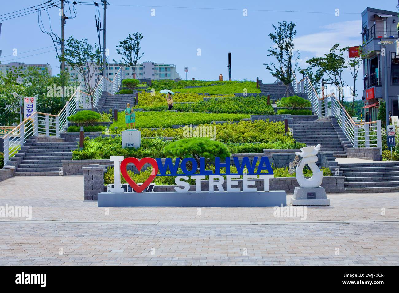Gangneung City, Corée du Sud - 29 juillet 2019 : au bout de Wolhwa Street, un escalier flanqué d'un paysage verdoyant et arborant un panneau qui pr Banque D'Images