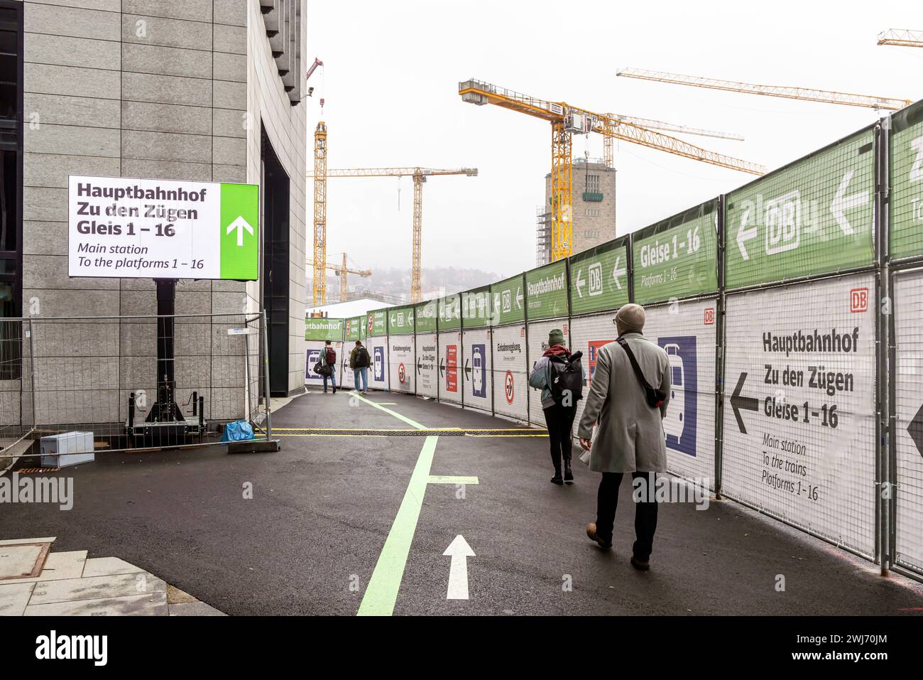 Baustelle Stuttgart 21, ein neuer Hauptbahnhof für Stuttgart. während der Bauarbeiten müssen Bahnreisende weite Umwege in Kauf nehmen. // 11.02 2024 : Stuttgart, Baden-Württemberg, Deutschland, Europa *** Stuttgart 21 chantier, une nouvelle gare centrale pour Stuttgart pendant les travaux de construction, les voyageurs ferroviaires doivent supporter de longs détours 11 02 2024 Stuttgart, Baden Württemberg, Allemagne, Europe Banque D'Images