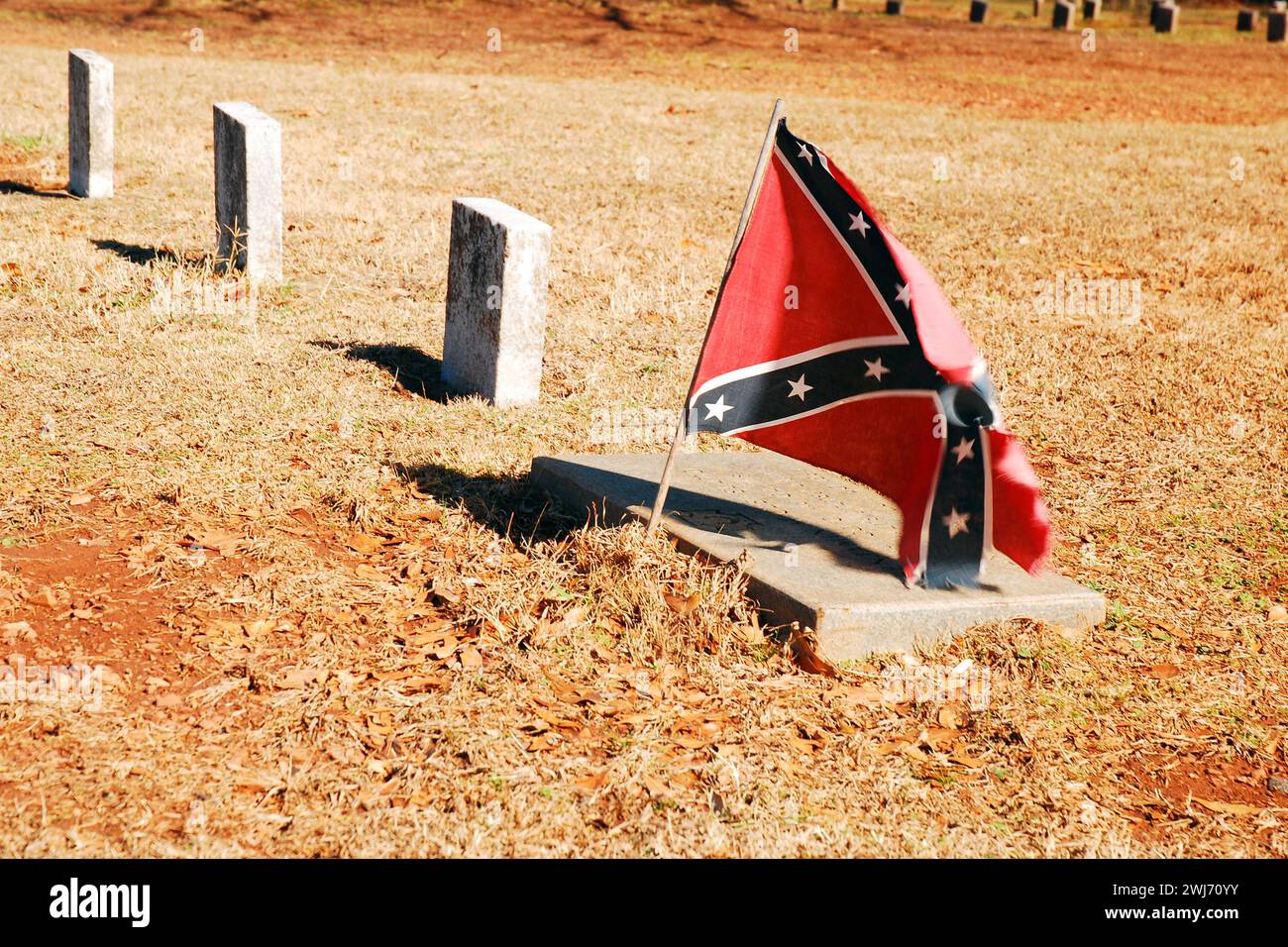 Un petit drapeau confédéré est placé sur la tombe d'un soldat du sud de la guerre de Sécession Banque D'Images