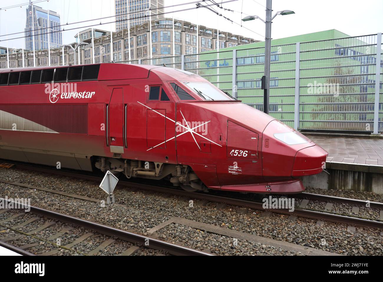 Train eurostar rouge à la gare centrale de Rotterdam comme route entre Paris et Amsterdam Banque D'Images