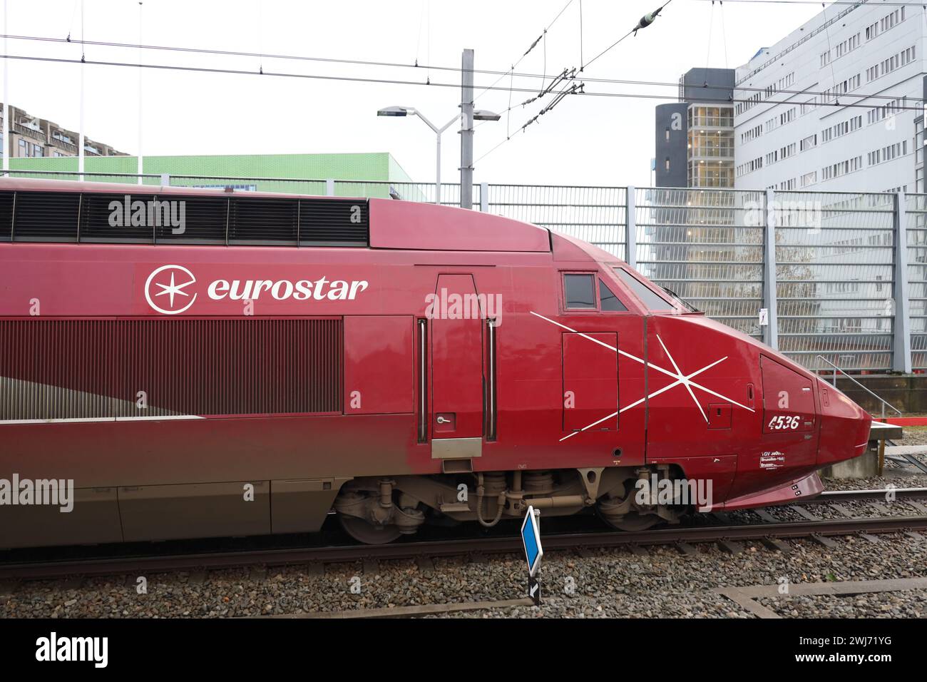 Train eurostar rouge à la gare centrale de Rotterdam comme route entre Paris et Amsterdam Banque D'Images