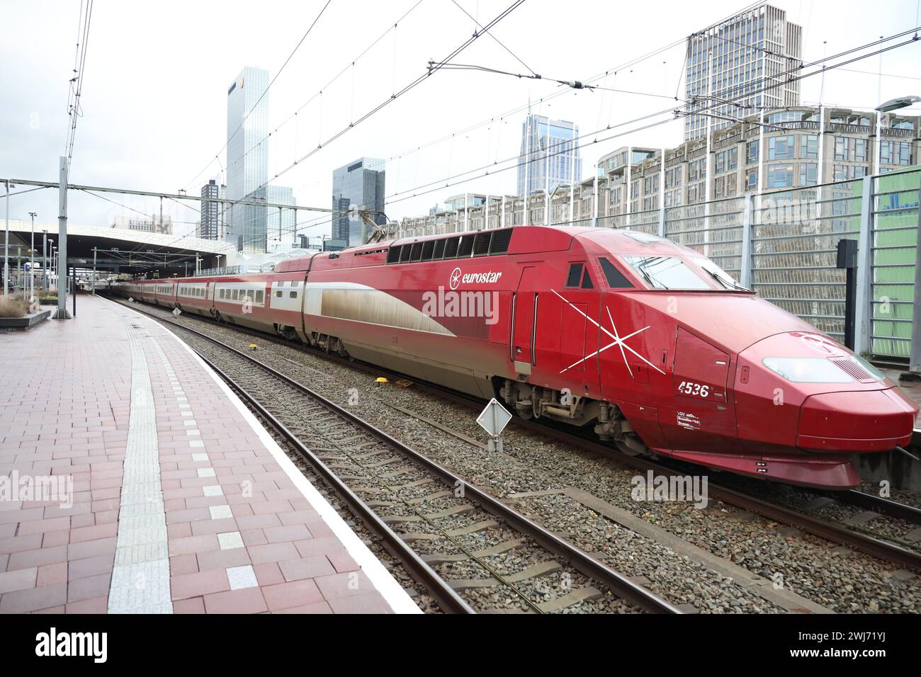 Train eurostar rouge à la gare centrale de Rotterdam comme route entre Paris et Amsterdam Banque D'Images