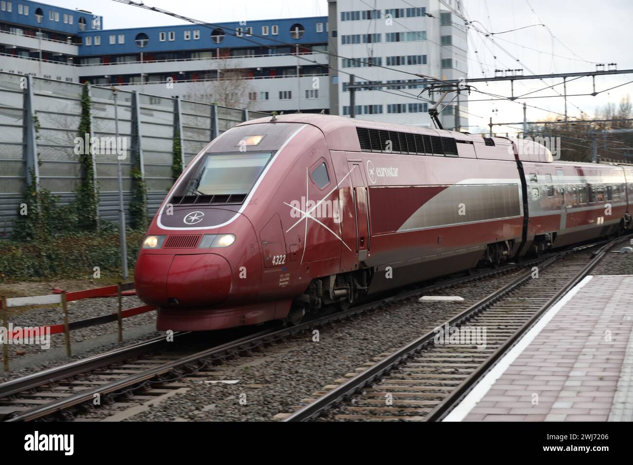 Train eurostar rouge à la gare centrale de Rotterdam comme route entre Paris et Amsterdam Banque D'Images
