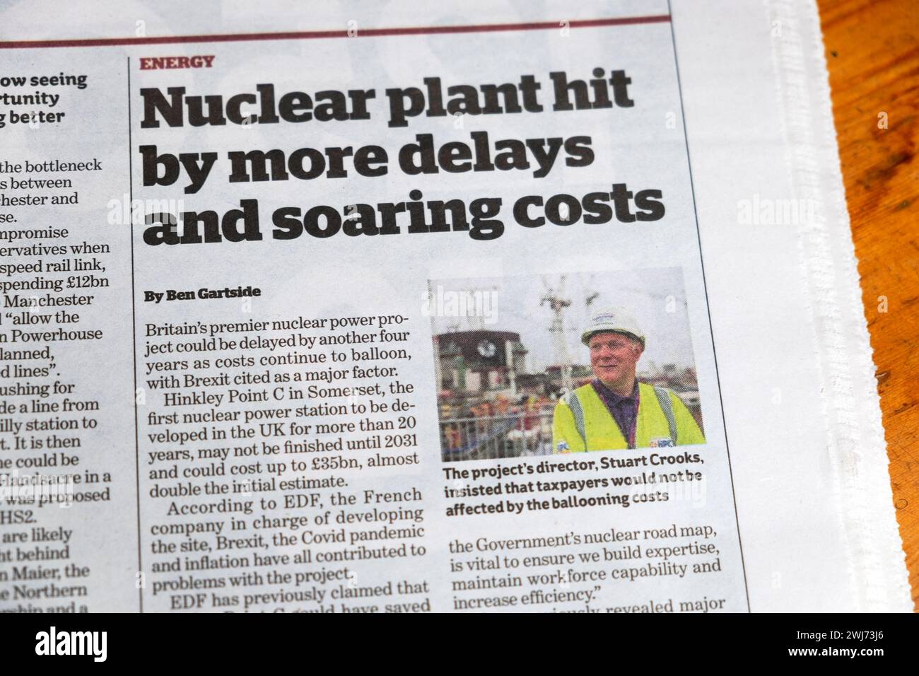 «Une centrale nucléaire frappée par de nouveaux retards et des coûts en hausse» i Newspaper titre article sur l'industrie de l'énergie 25 janvier 2024 Londres Royaume-Uni Grande-Bretagne Banque D'Images