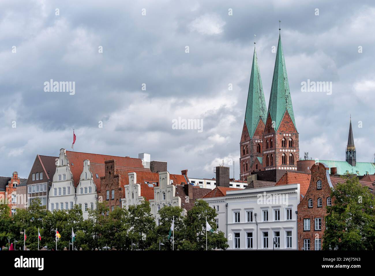 Vieille ville dans la ville hanséatique de Lübeck en Allemagne avec des bâtiments historiques Banque D'Images