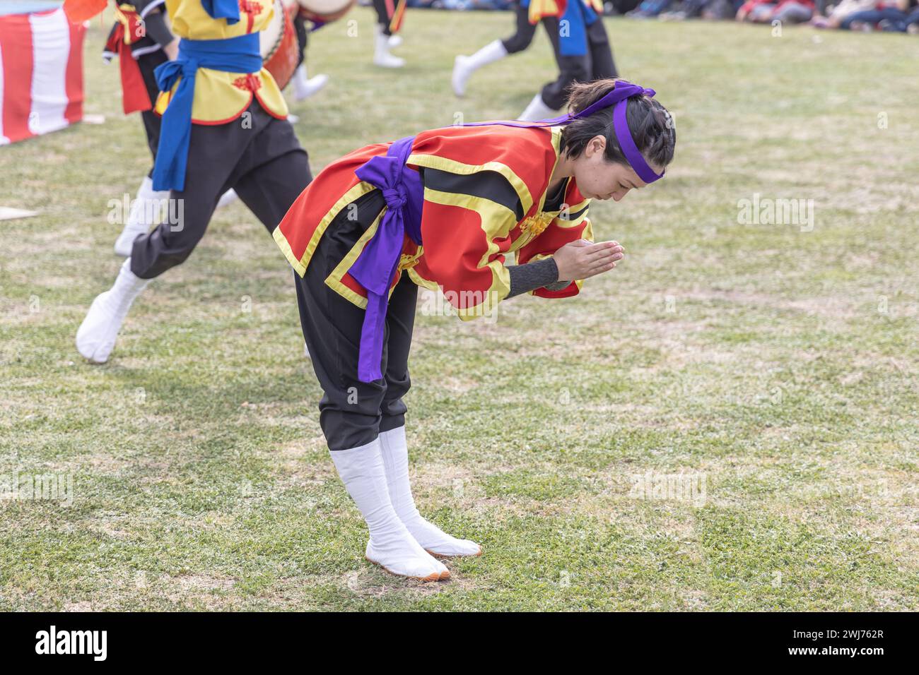 Buenos Aires, Argentine - 3 février 2024 : jeune japonaise faisant un geste namaste. EISA (danse japonaise avec batterie) à Varela Matsuri. Banque D'Images