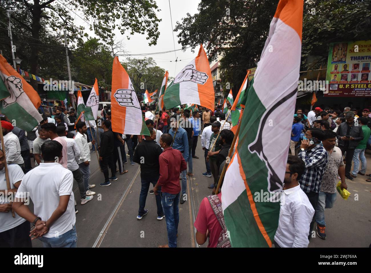 Le Congrès national indien organise une marche de protestation de la place Subodh Mullick au quartier général de la police de Kolkata à Lalbazar, condamnant les prétendus troubles et les viols de femmes signalés à Sandeshkhali, Sundarbans, ainsi que les échecs perçus des administrations policières. Le parti exige avec véhémence l'arrestation de Shaik Shajahan, un dirigeant local du Congrès Trinamool, et d'autres membres du TMC impliqués dans les incidents. Alors que les échos de la dissidence résonnent dans les rues, les manifestants soulignent la nécessité immédiate de justice et de rendre des comptes. Le rassemblement souligne le dévouement inébranlable du Congrès à Safe Banque D'Images