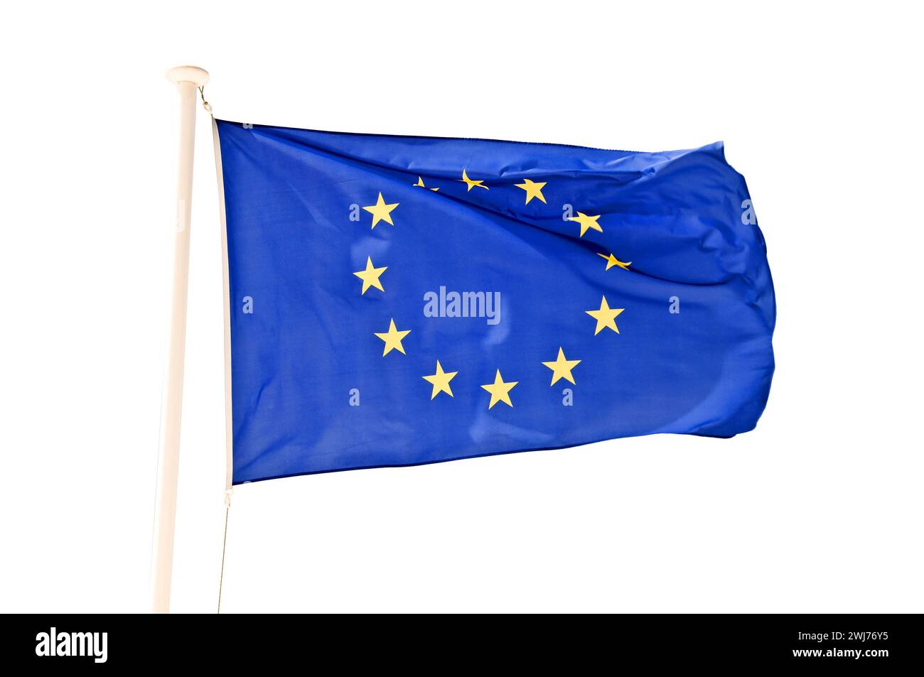 Photo d'un drapeau européen de l'UE sur un poteau isolé sur fond blanc Banque D'Images