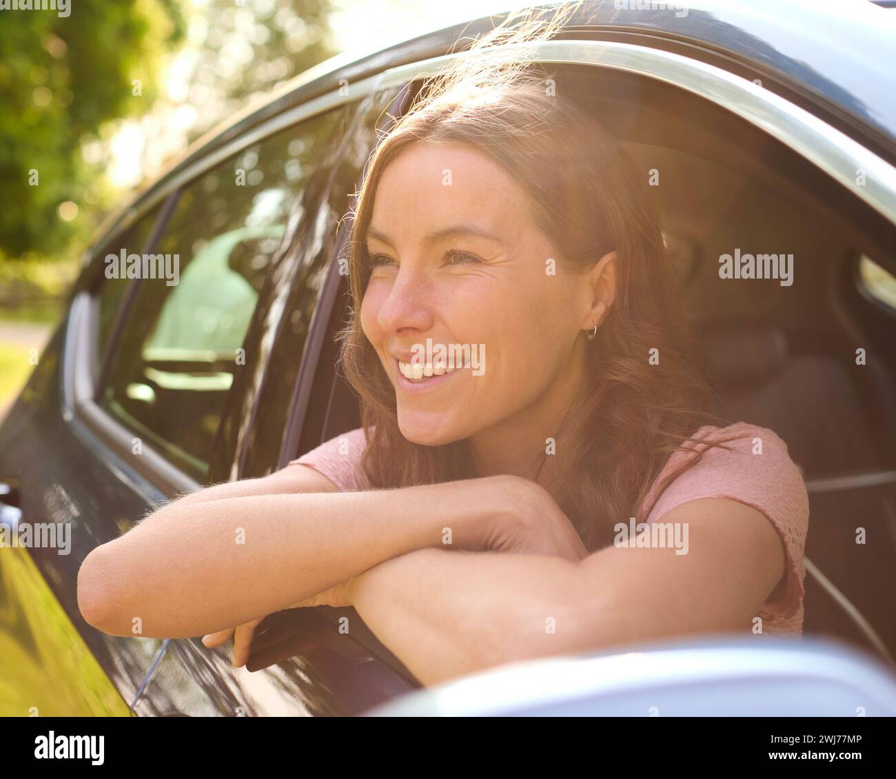 Femme regardant par la fenêtre de voiture de tourisme sur Road Trip Vacation Banque D'Images