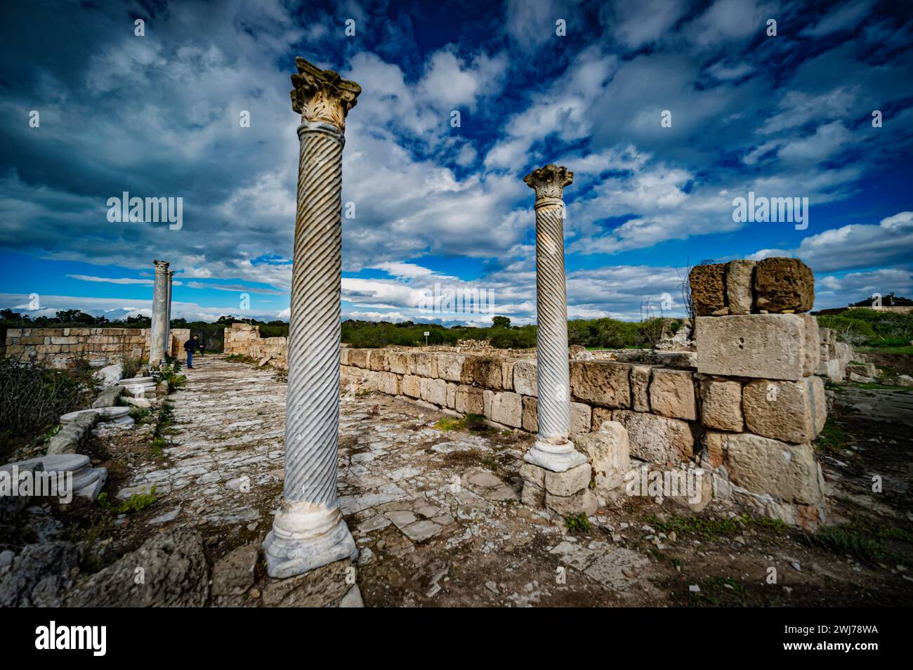 Restes de colonnes sur une structure de style romain dans une ville antique Banque D'Images