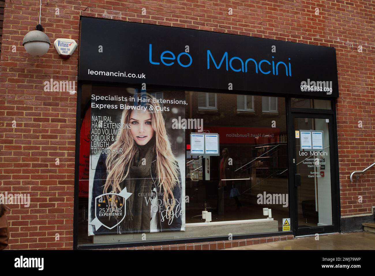 Windsor, Berkshire, Royaume-Uni. 13 février 2024. L'ancien coiffeur Leo Mancini de Windsor, Berkshire, a maintenant fermé et un avis de confiscation a été mis sur la fenêtre par le propriétaire. Crédit : Maureen McLean/Alamy Banque D'Images