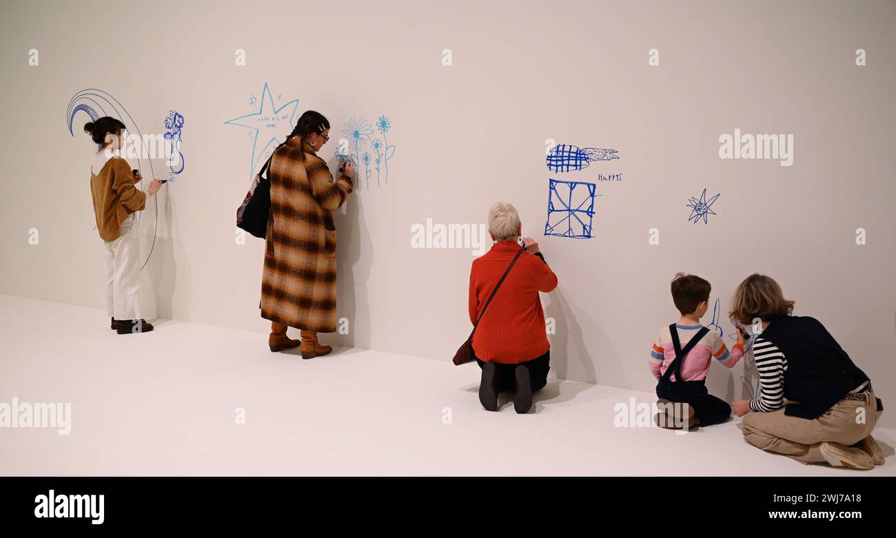 L'enquête majeure de Tate Modern montre YOKO ONO : MUSIC OF THE MIND, la plus grande exposition jamais réalisée au Royaume-Uni sur l'artiste. Couvrant sept décennies de carrière pionnière de Yoko Ono, l'exposition rassemblera plus de 200 œuvres, y compris des pièces d'enseignement et des partitions, des installations, des films, de la musique et de la photographie, révélant une approche radicale du langage, de l'art et de la participation qui continue de parler au moment présent. Banque D'Images