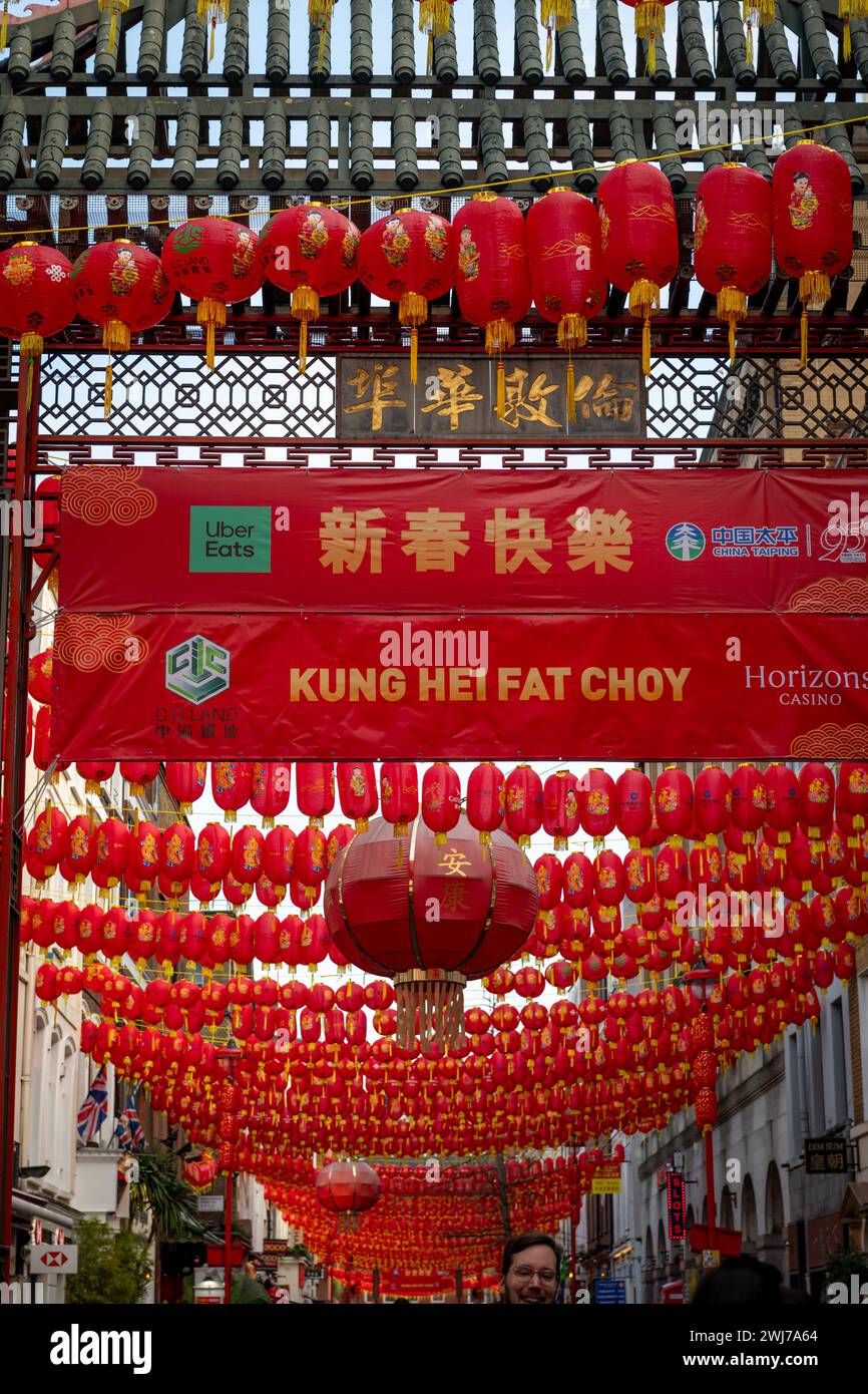 Londres. UK- 02.11.2024. Bonne nouvelle année bannières sur la porte d'entrée de China Town pendant la célébration. Banque D'Images