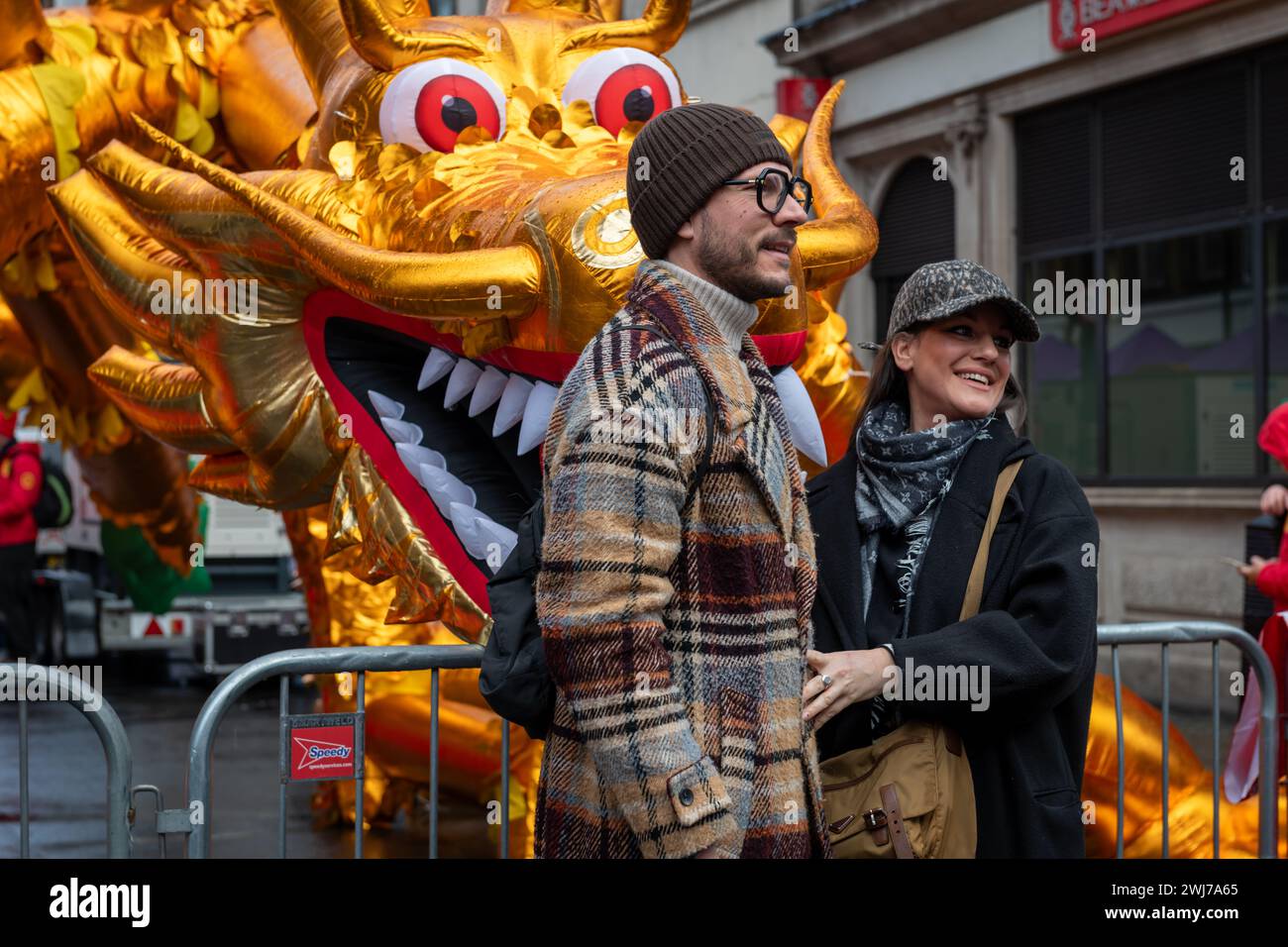 Londres. UK- 02.11.2024. Visiteurs et touristes à la célébration du nouvel an chinois posant devant un or gonflable pour les photos. Banque D'Images