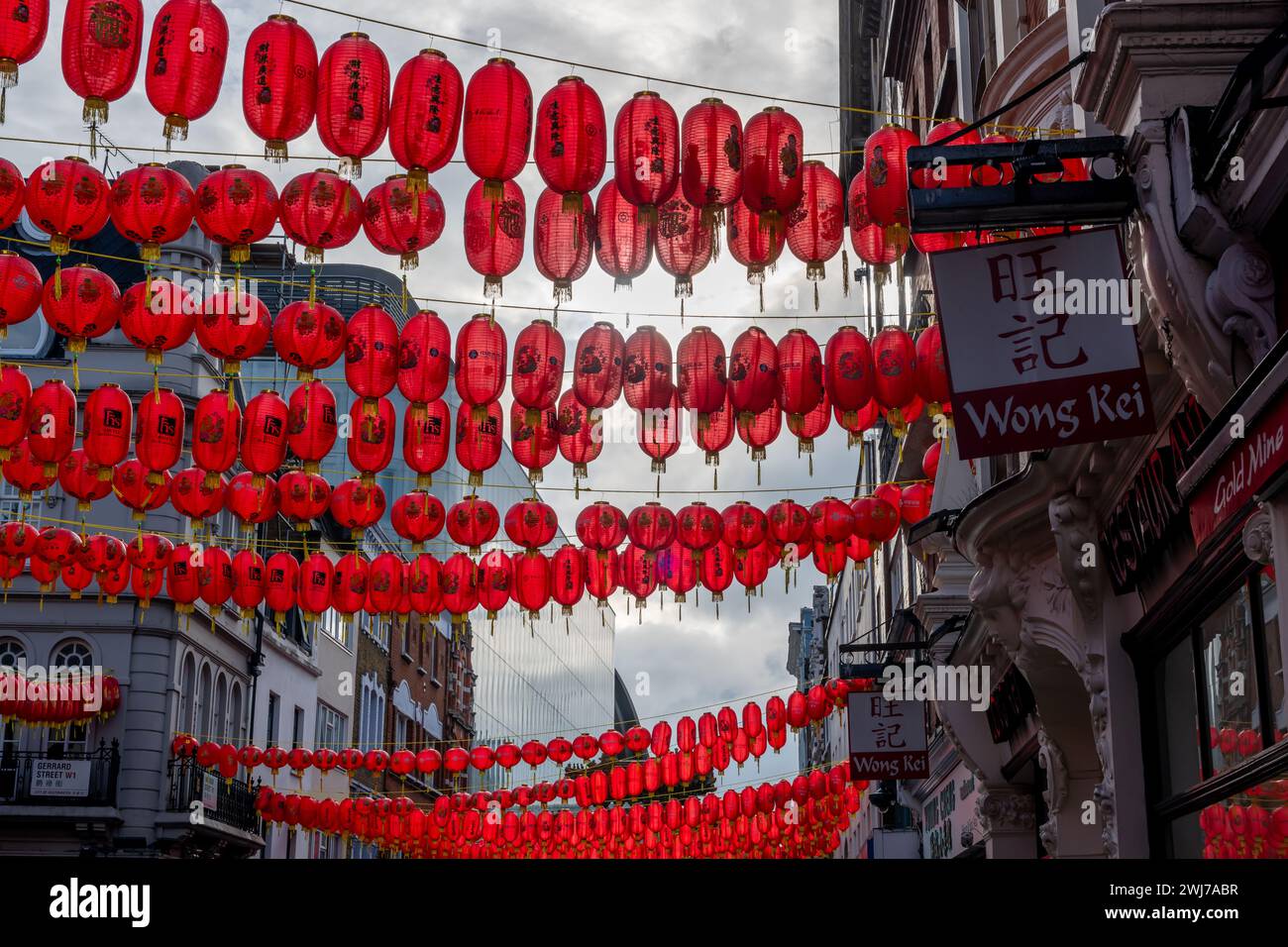 Londres. UK- 02.11.2024. Lanternes suspendues décorations pour la célébration du nouvel an chinois à China Town. Banque D'Images