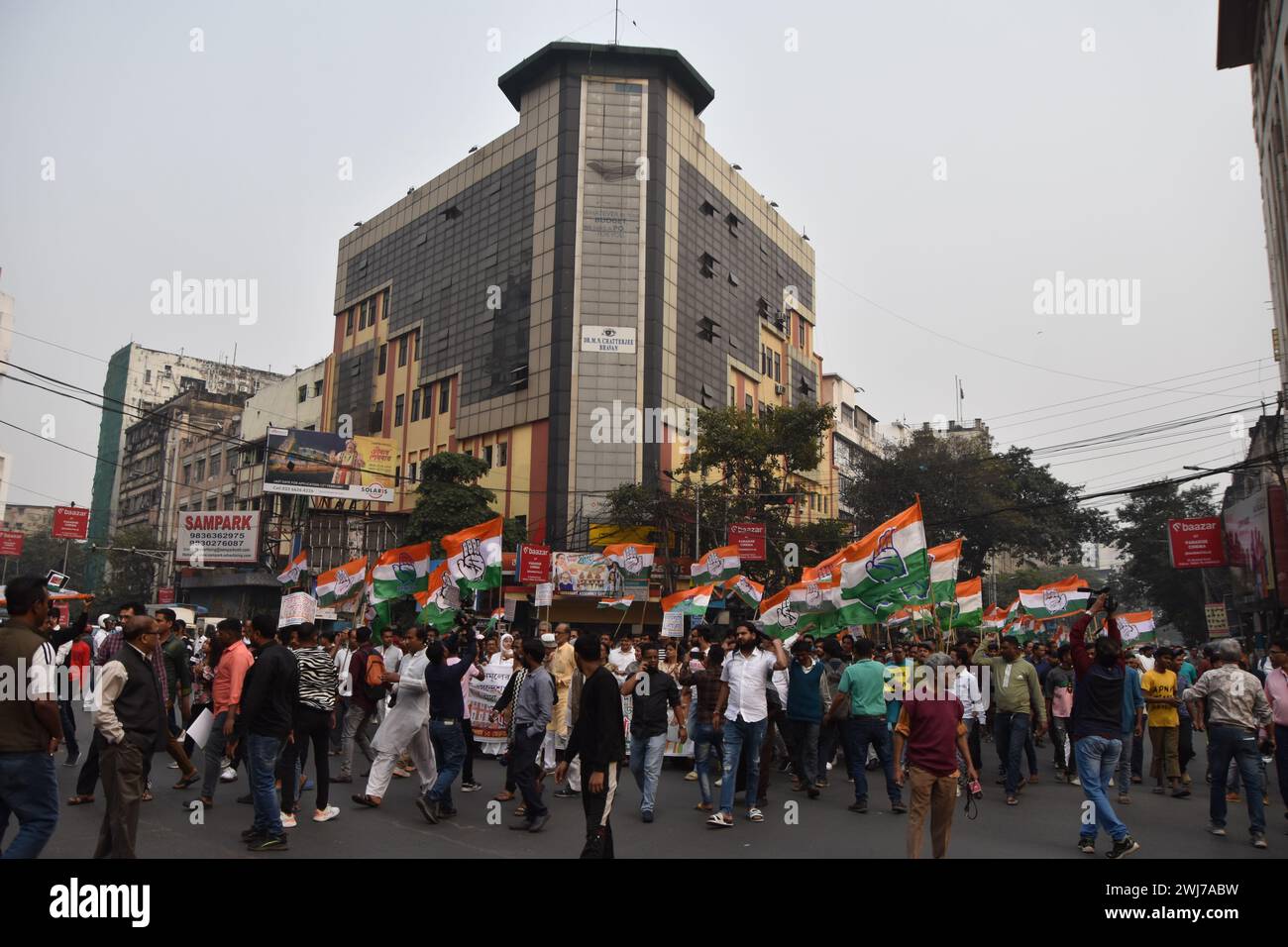 Kolkata, Bengale occidental, Inde. 13 février 2024. Le Congrès national indien organise une marche de protestation de la place Subodh Mullick au quartier général de la police de Kolkata à Lalbazar, condamnant les prétendus troubles et les viols de femmes signalés à Sandeshkhali, Sundarbans, ainsi que les échecs perçus des administrations policières. Le parti exige avec véhémence l'arrestation de Shaik Shajahan, un dirigeant local du Congrès Trinamool, et d'autres membres du TMC impliqués dans les incidents. Alors que les échos de la dissidence résonnent dans les rues, les manifestants soulignent la nécessité immédiate de justice et de rendre des comptes. Le rallye UDE Banque D'Images