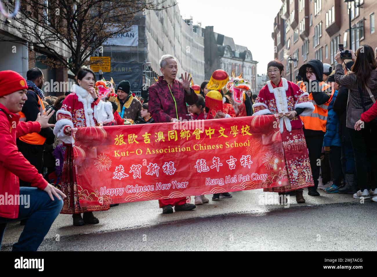 Londres. UK- 02.11.2024. Membres d'une école de langue chinoise participant à la parade de célébration du nouvel an chinois à China Town. Banque D'Images