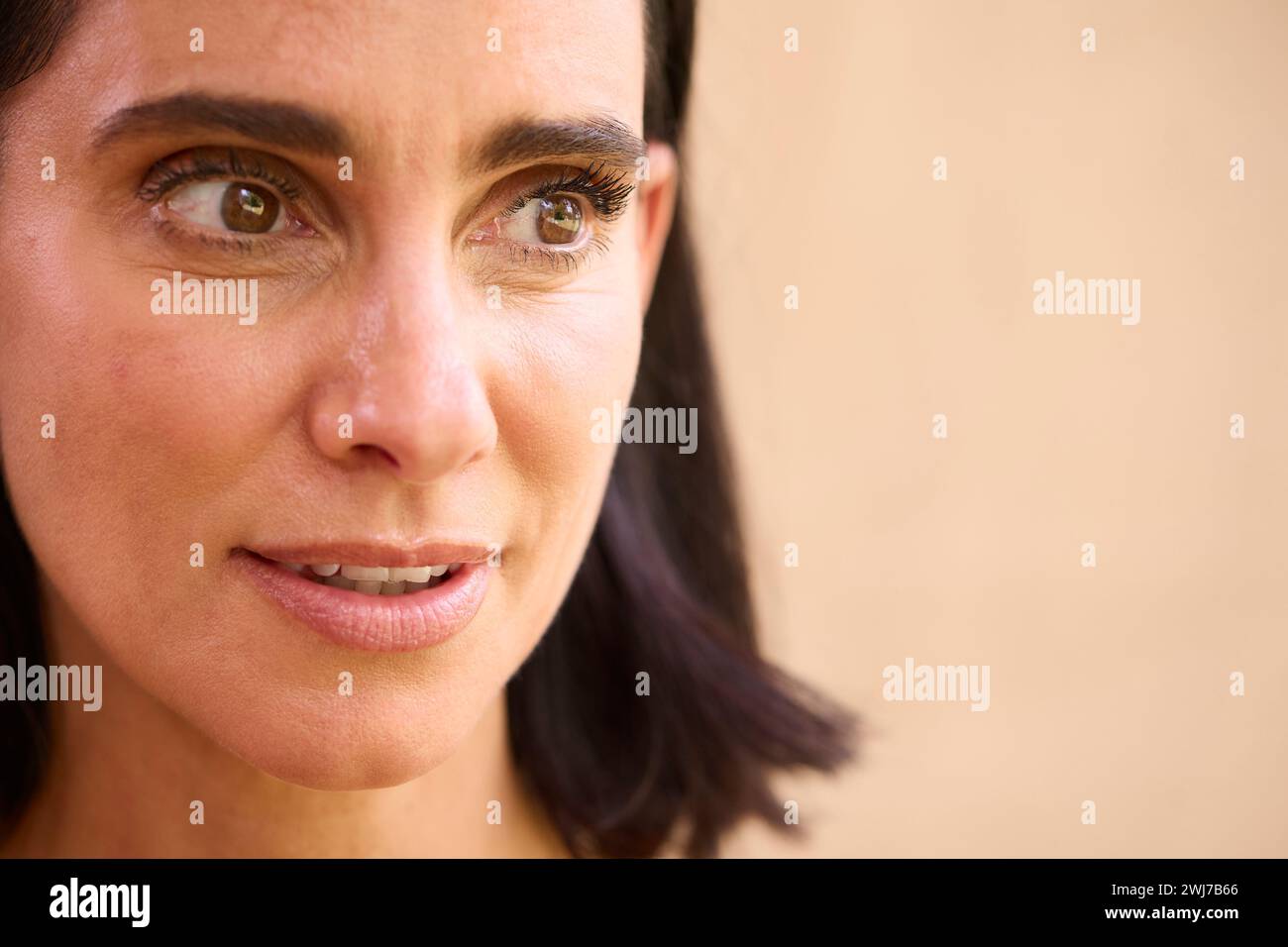 Gros plan Portrait de beauté de femme mature souriante sur fond naturel Banque D'Images