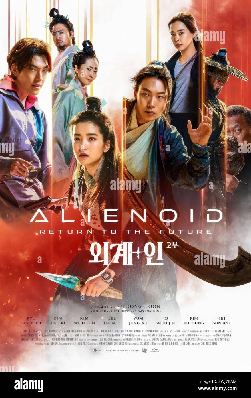 ALIENOID : LE RETOUR VERS LE FUTUR, (alias OEGYE+IN 2BU), affiche, de gauche à droite : KIM Woo-bin, JO Woo-jin, Yum Jung-ah, KIM Tae-ri, RYU Jun-Yol, LEE Hanee, 2024 ans. © Well Go USA Entertainment / avec l'aimable autorisation Everett Collection Banque D'Images