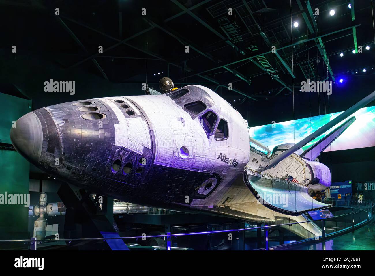 KENNEDY SPACE CENTER, FLORIDE, États-Unis -MAI, 2014 : navette spatiale Atlantis qui est exposée au complexe des visiteurs du Kennedy Space Center, États-Unis Banque D'Images