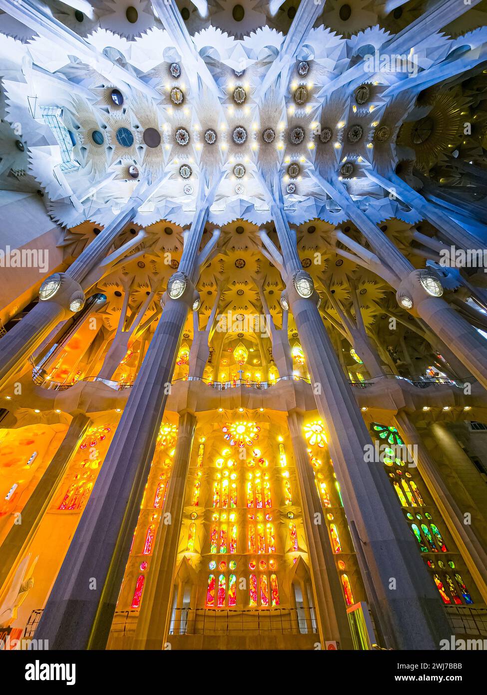 Plafond de l'église avec des lumières rayonnantes d'en haut Banque D'Images