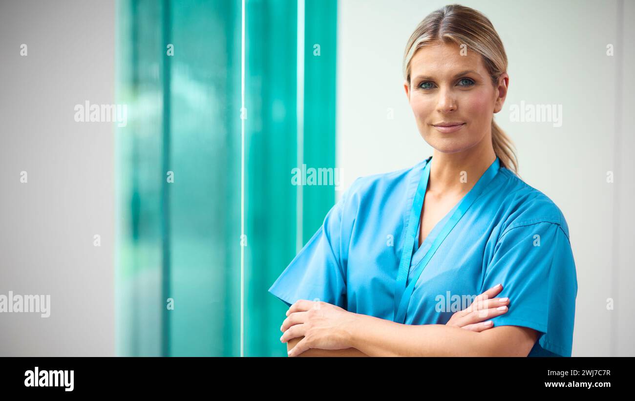 Portrait d'un médecin adulte sérieux portant des gommages à l'hôpital Banque D'Images