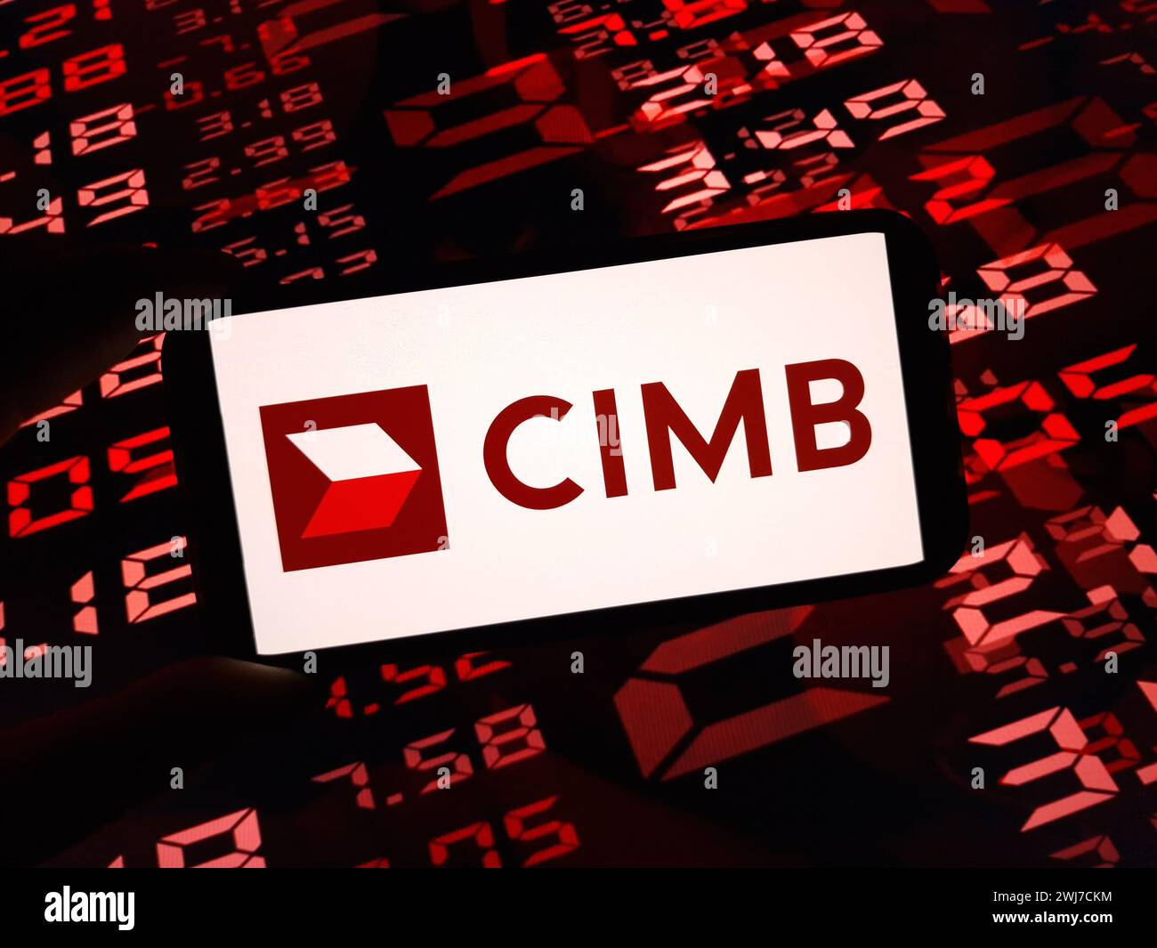Konskie, Pologne - 12 février 2024 : logo de la société CIMB Group Holdings Berhad affiché sur le téléphone portable Banque D'Images