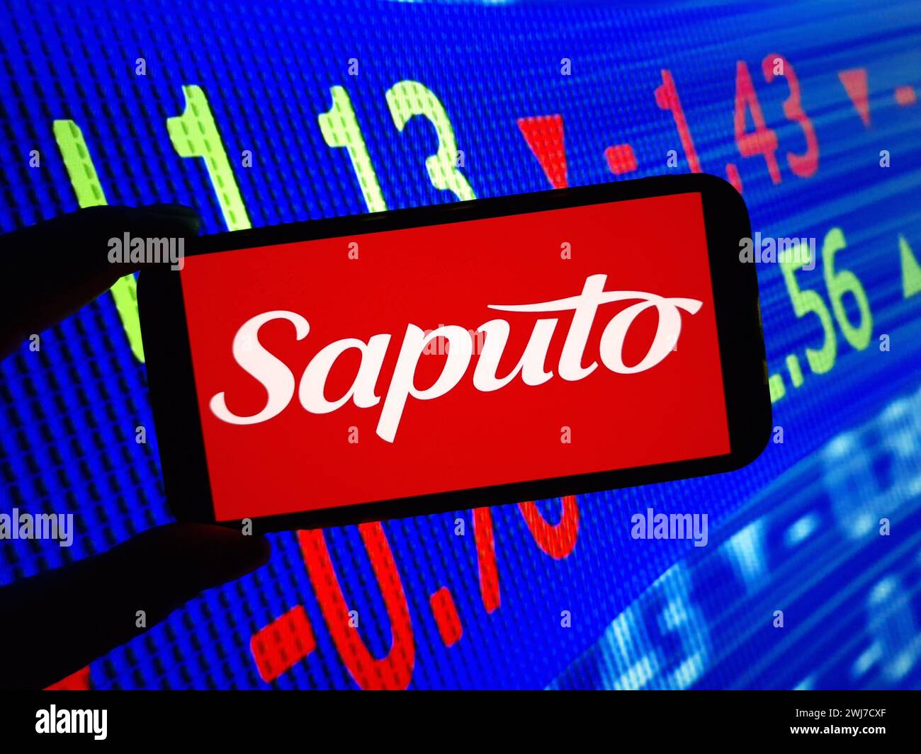 Konskie, Pologne - 12 février 2024 : logo de la société Saputo Inc affiché sur le téléphone portable Banque D'Images