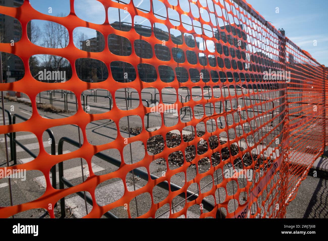 filet haute visibilité, travaux en cours sur un chantier, clôture d'un chantier avec des éléments de couleur orange haute visibilité. sécurité Banque D'Images