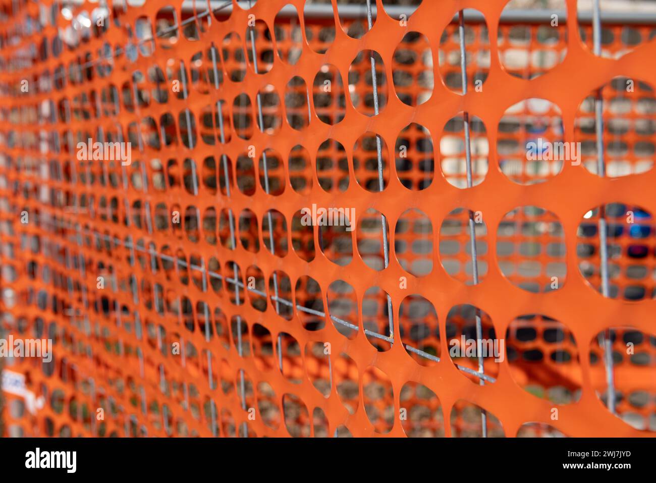 filet haute visibilité, travaux en cours sur un chantier, clôture d'un chantier avec des éléments de couleur orange haute visibilité. sécurité Banque D'Images