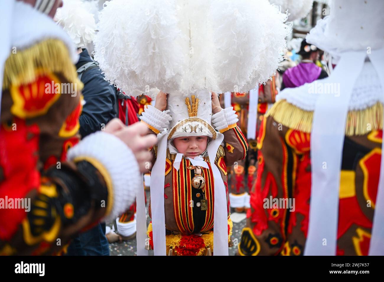 Binche, Belgique. 13 février 2024. Les carnivalistes Gilles photographiés lors du carnaval dans les rues de Binche, mardi 13 février 2024. La tradition du carnaval de Binche est l’une des plus anciennes et représentatives de la Wallonie et inscrite en 2008 sur la liste représentative du patrimoine culturel immatériel de l’humanité par l’UNESCO. BELGA PHOTO ERIC LALMAND crédit : Belga News Agency/Alamy Live News Banque D'Images