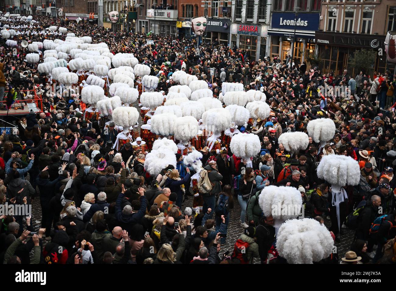 Binche, Belgique. 13 février 2024. Les carnivalistes Gilles photographiés lors du carnaval dans les rues de Binche, mardi 13 février 2024. La tradition du carnaval de Binche est l’une des plus anciennes et représentatives de la Wallonie et inscrite en 2008 sur la liste représentative du patrimoine culturel immatériel de l’humanité par l’UNESCO. BELGA PHOTO ERIC LALMAND crédit : Belga News Agency/Alamy Live News Banque D'Images