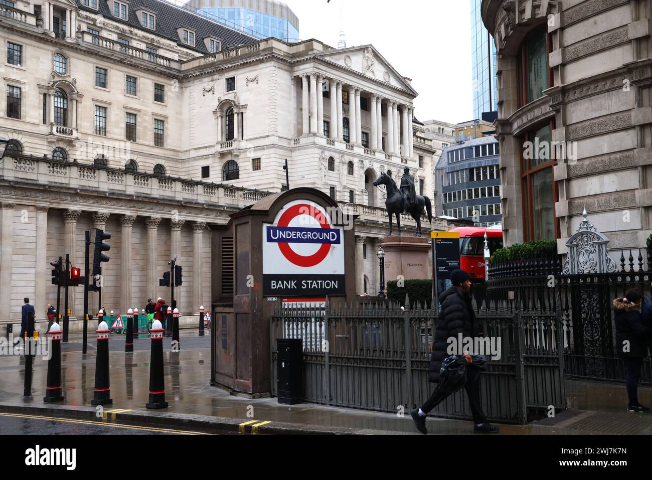 Londres, Royaume-Uni. 13 février 2024. La Banque d'Angleterre dans la Cité de Londres. Demain, 14 février, l’Office des statistiques nationales publiera les derniers chiffres d’inflation à 7h. Cela pourrait amener la Banque d'Angleterre à ajuster le taux d'intérêt qui est actuellement de 5,25 %. L'objectif est de 2 %. Crédit : Karl Black/Alamy Live News Banque D'Images