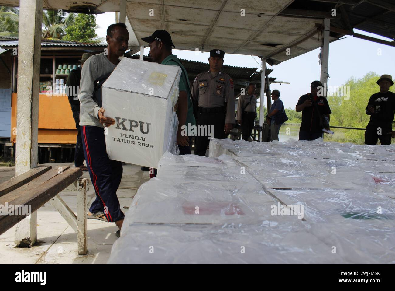 Langkat, Indonésie. 13 février 2024. Les membres des élections organisent des urnes accompagnées par des agents de sécurité de la police dans le village de Tanjung Ibul, dans le sous-district de Langkat. Distribution des urnes électorales générales en Indonésie. (Photo de Kartik Byma/SOPA images/SIPA USA) crédit : SIPA USA/Alamy Live News Banque D'Images