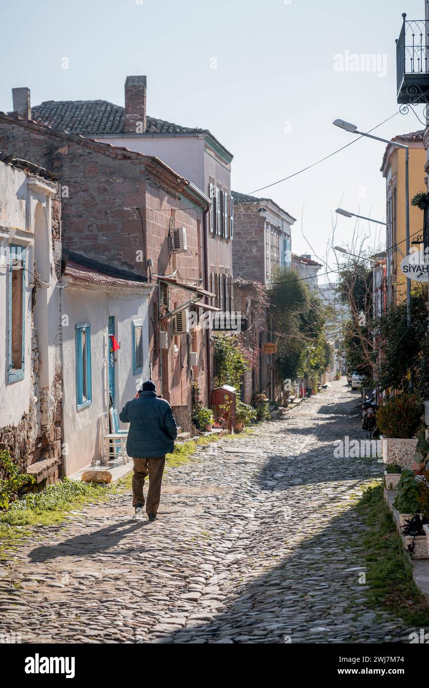 Dawn's Embrace : un voyage solitaire à travers les rues de l'éveil de Ayvalık Banque D'Images