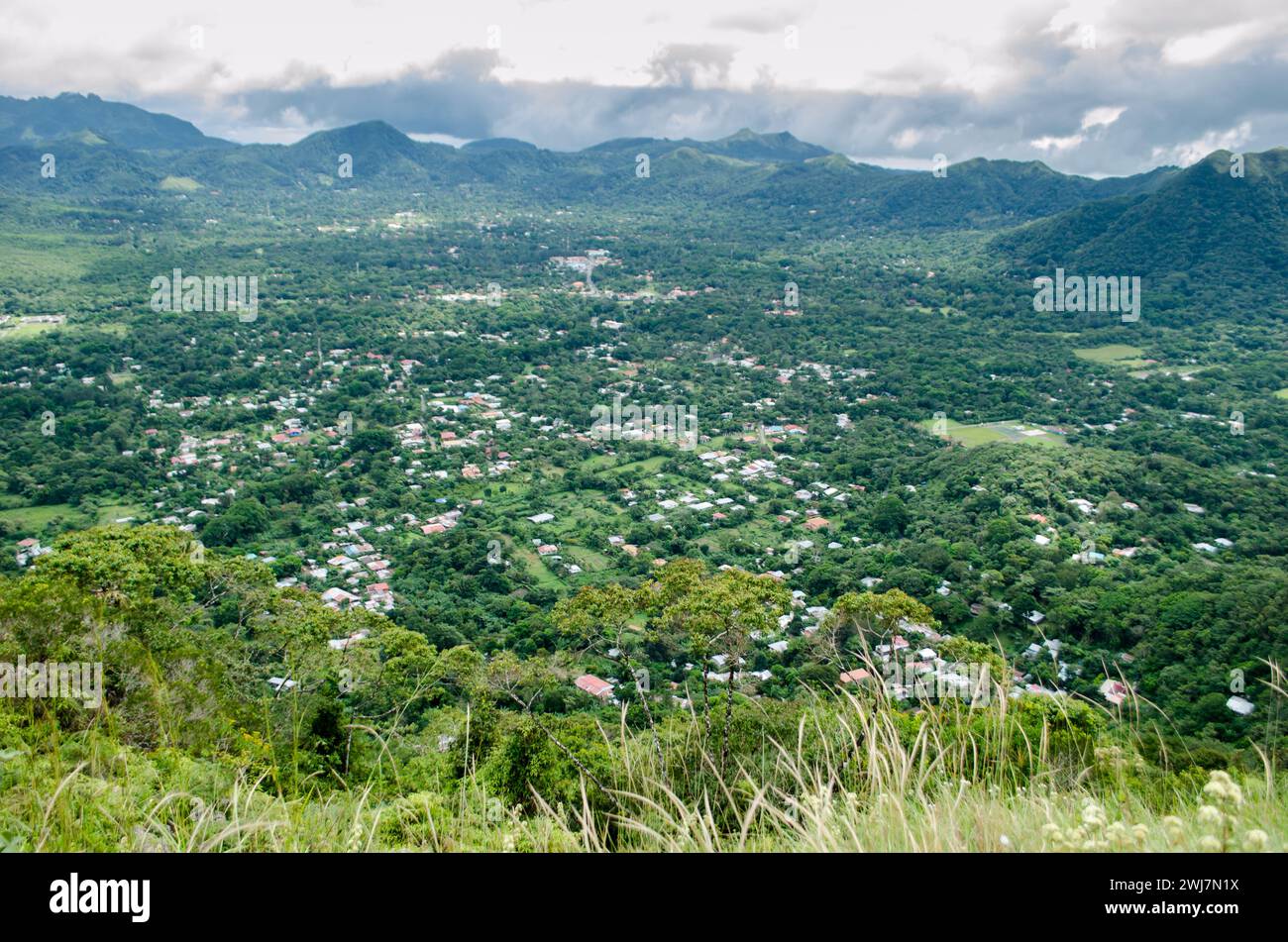 Vue panoramique sur El Valle de Anton depuis les montagnes environnantes Banque D'Images