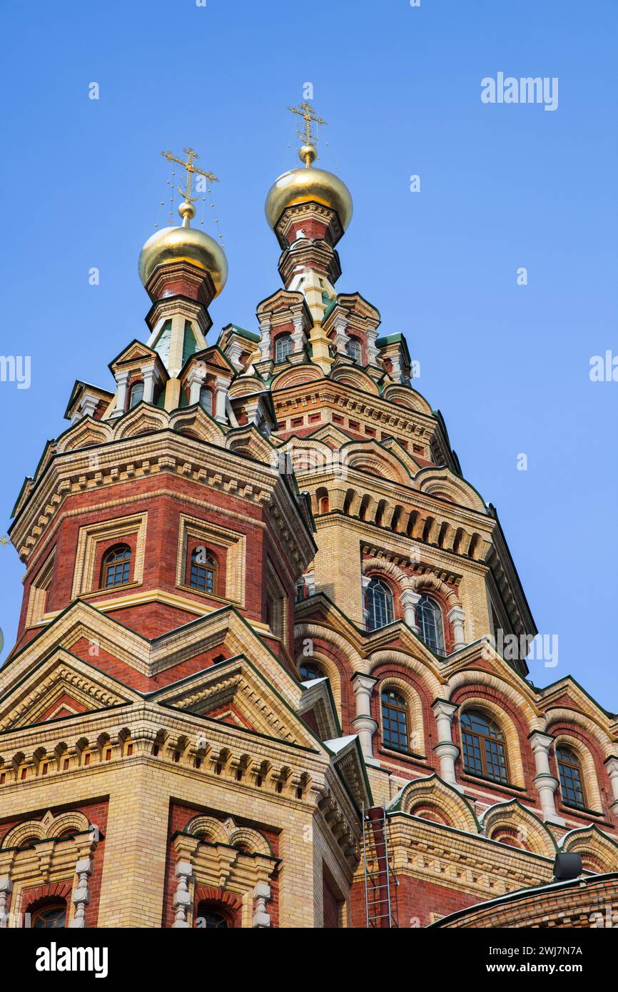 La cathédrale des Saints Pierre et Paul est sous le ciel bleu, photo verticale. C'est une cathédrale orthodoxe russe située à Petergof, en Russie. C'était desig Banque D'Images