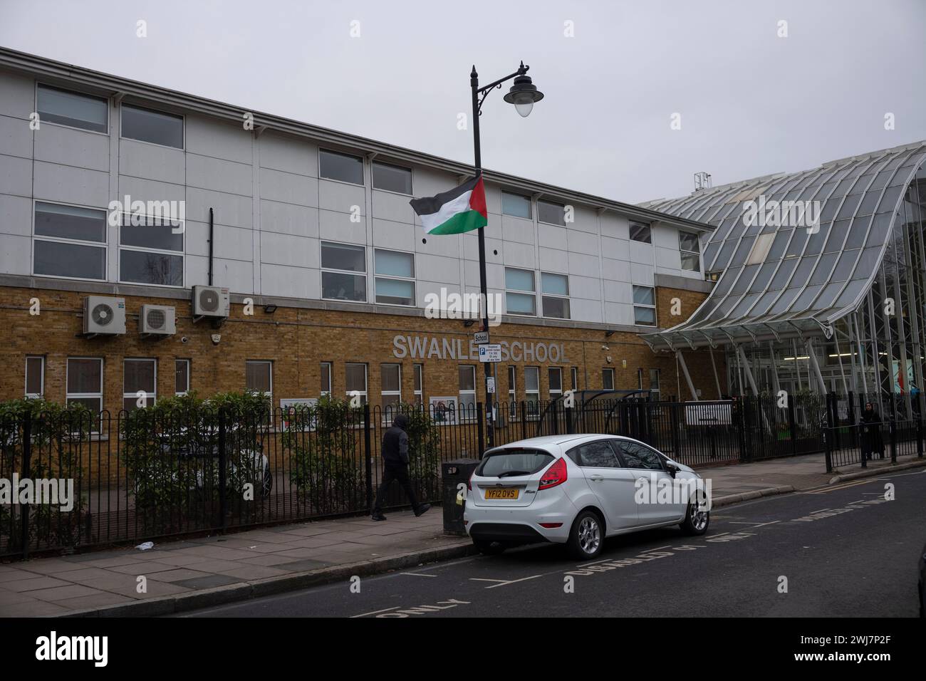 Swanlea Secondary School à Whitechapel, communauté juive de l’est de Londres en « état de peur » alors que les drapeaux palestiniens flottent devant les écoles, Tower Hamlets, Royaume-Uni Banque D'Images