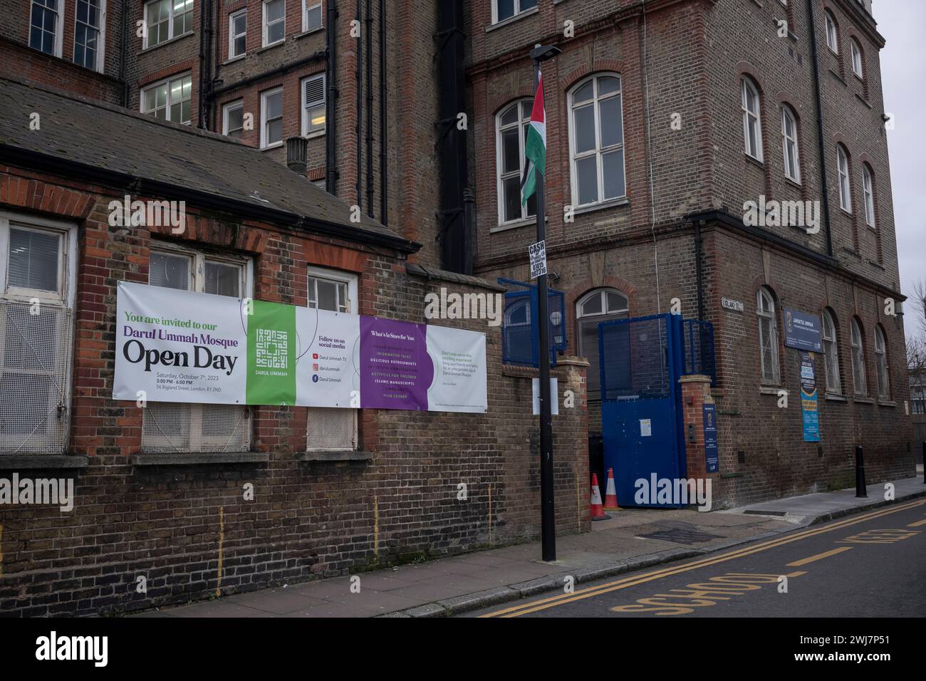 Jamiatul Ummah Boys School, Shadwell, East London, où les drapeaux Pro Palestine flottent à la vue des fenêtres de la salle de classe. Banque D'Images