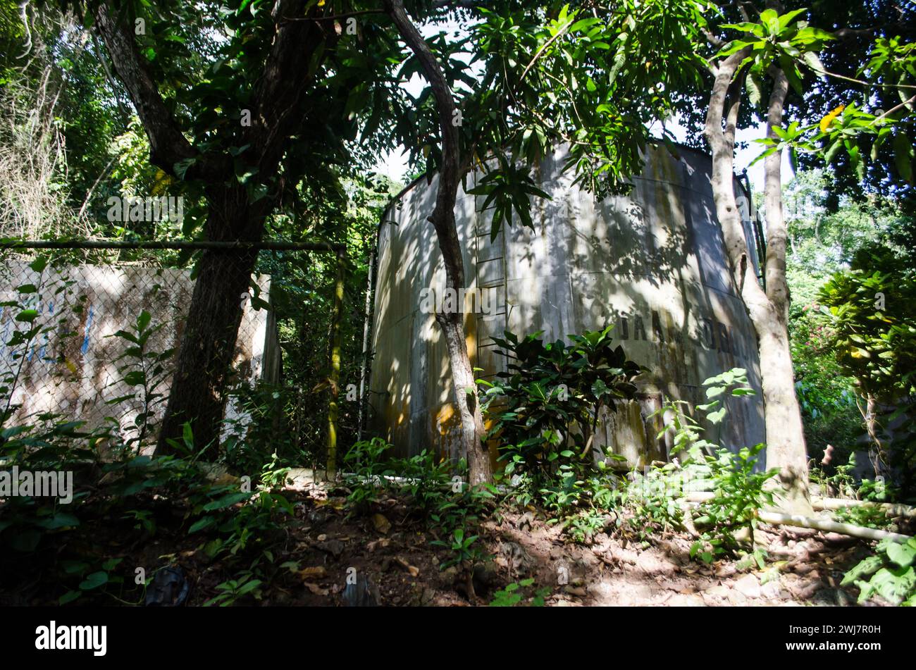 Réservoir de stockage d'eau à Taboga Island. Comme beaucoup de petites îles, Taboga est confrontée à des défis liés à son approvisionnement en eau potable. Banque D'Images