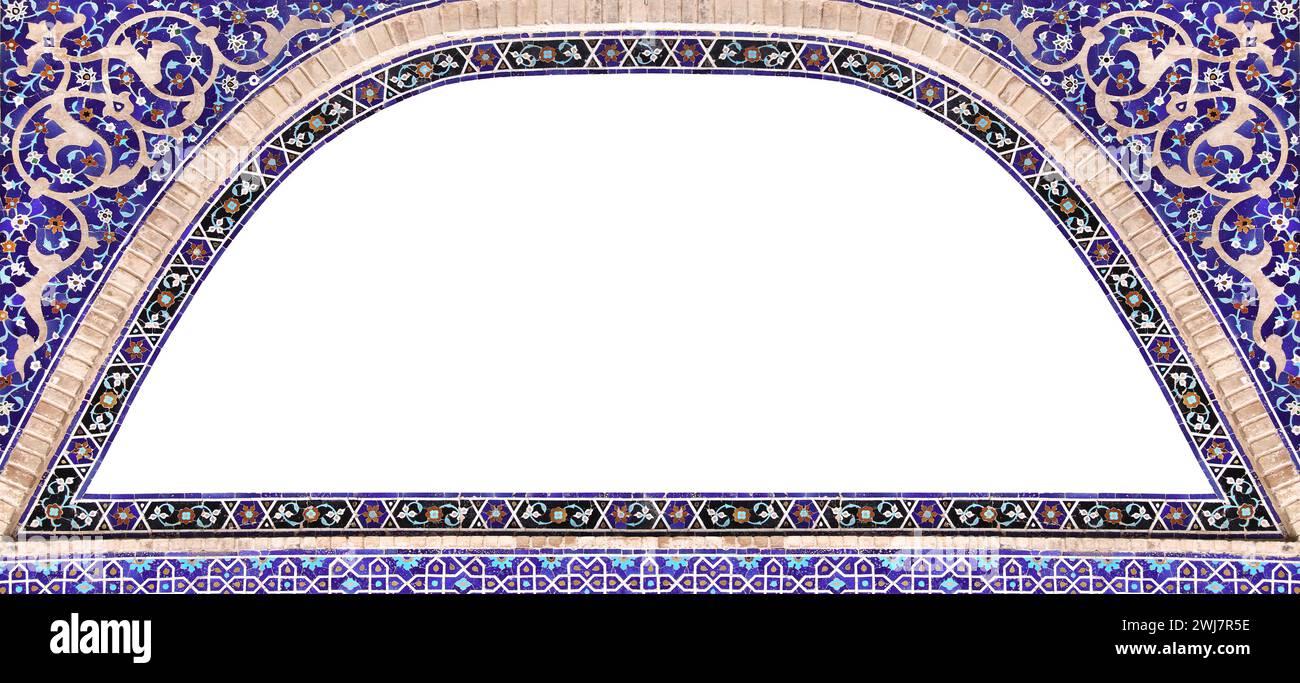 Détail de mur traditionnel persan mosaïque avec décoration géométrique et florale, Iran. Cadre horizontal avec carreaux de céramique. Isolé sur fond blanc. Banque D'Images