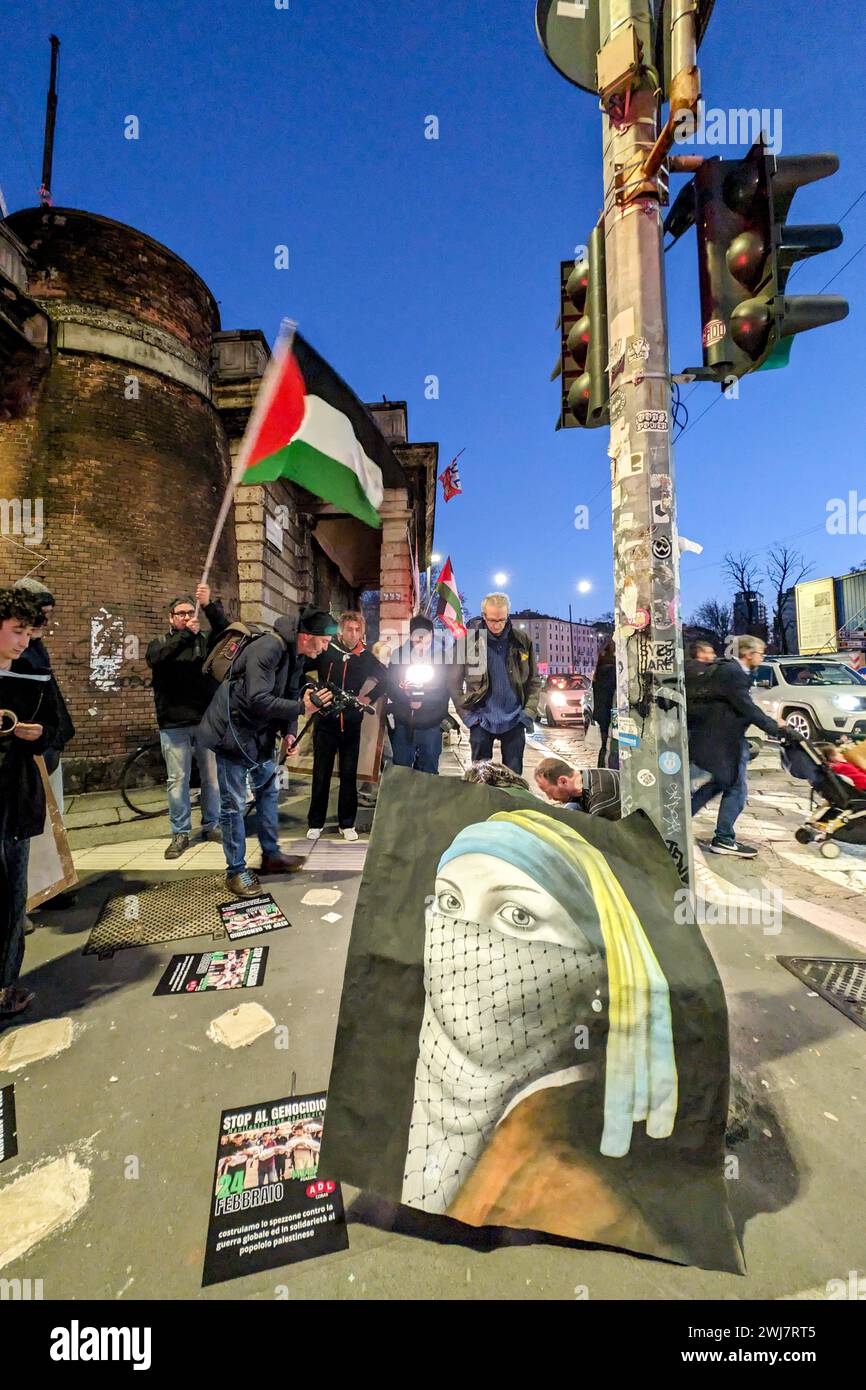 Milan, Italie. 13 février 2024. Foto Claudio Furlan/Lapresse 13-02-2024 Milano - NewsAttivisti della Camera del non lavoro riparano le pietre d'inciampo per i caduti palestinesi danneggiate durante la notte crédit : LaPresse/Alamy Live News Banque D'Images