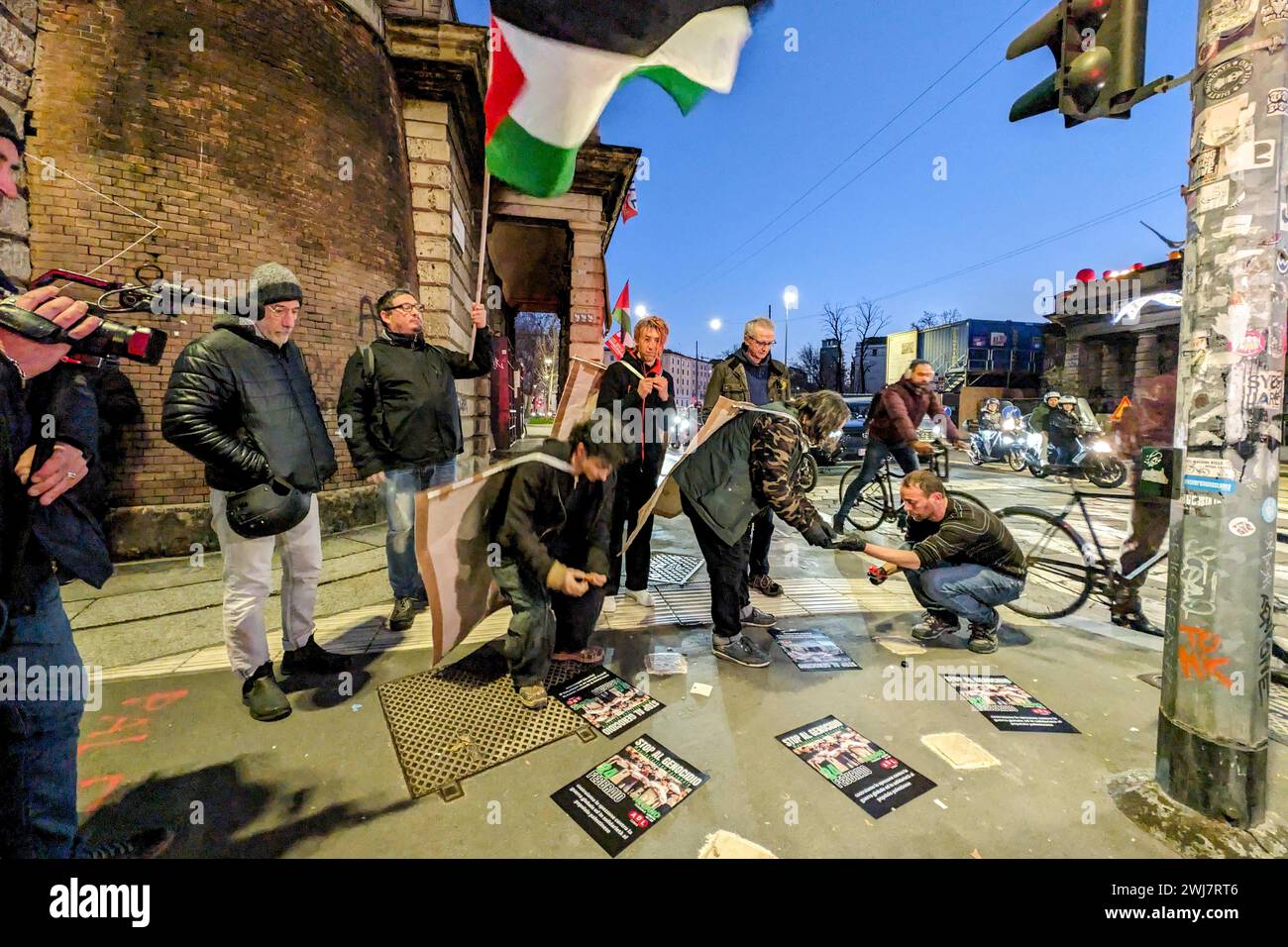 Milan, Italie. 13 février 2024. Foto Claudio Furlan/Lapresse 13-02-2024 Milano - NewsAttivisti della Camera del non lavoro riparano le pietre d'inciampo per i caduti palestinesi danneggiate durante la notte crédit : LaPresse/Alamy Live News Banque D'Images