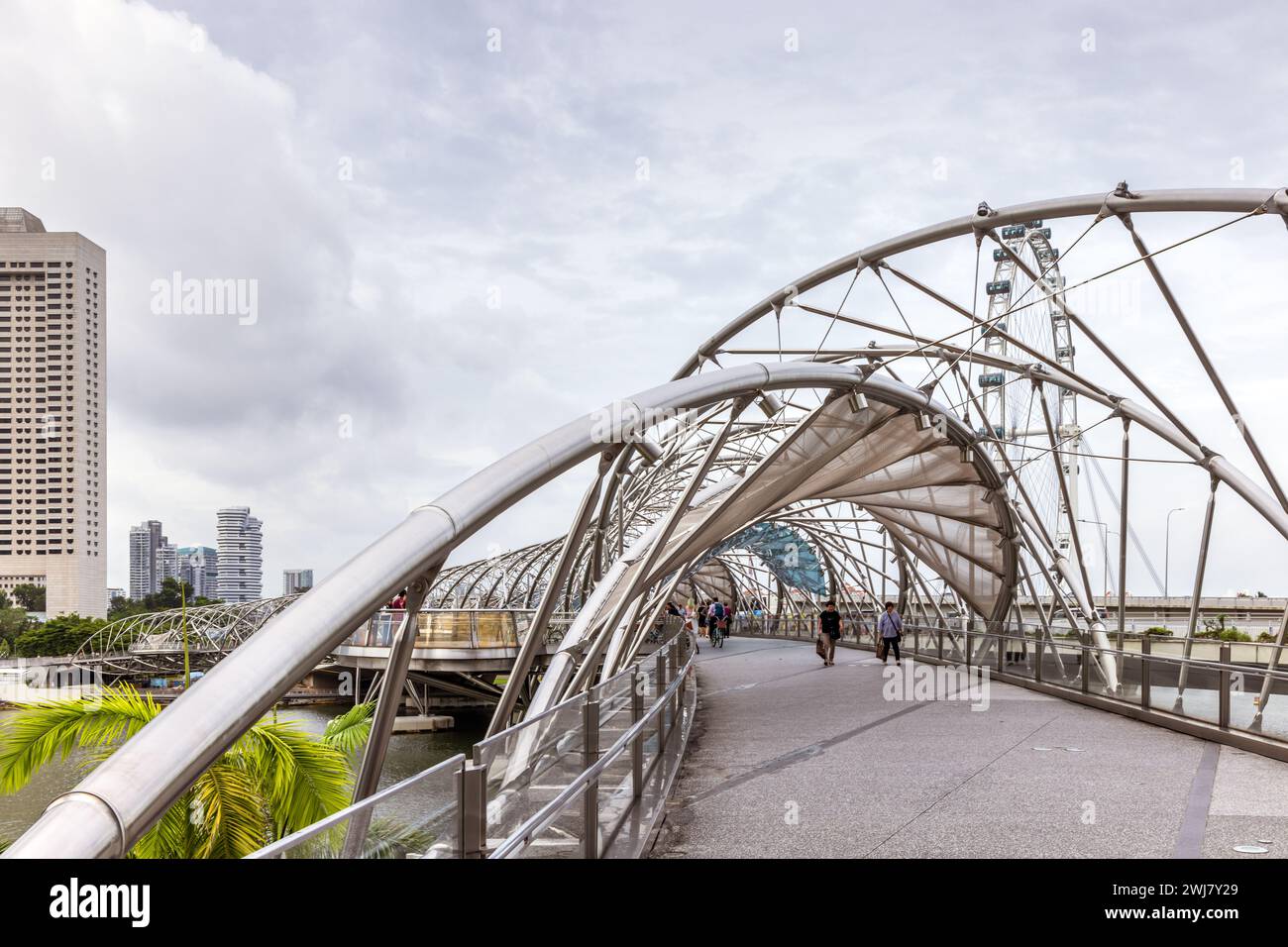 Le pont Helix, reliant l'Esplanade avec les Shoppes à Marina Bay Sands, Marina Bay, Singapour Banque D'Images