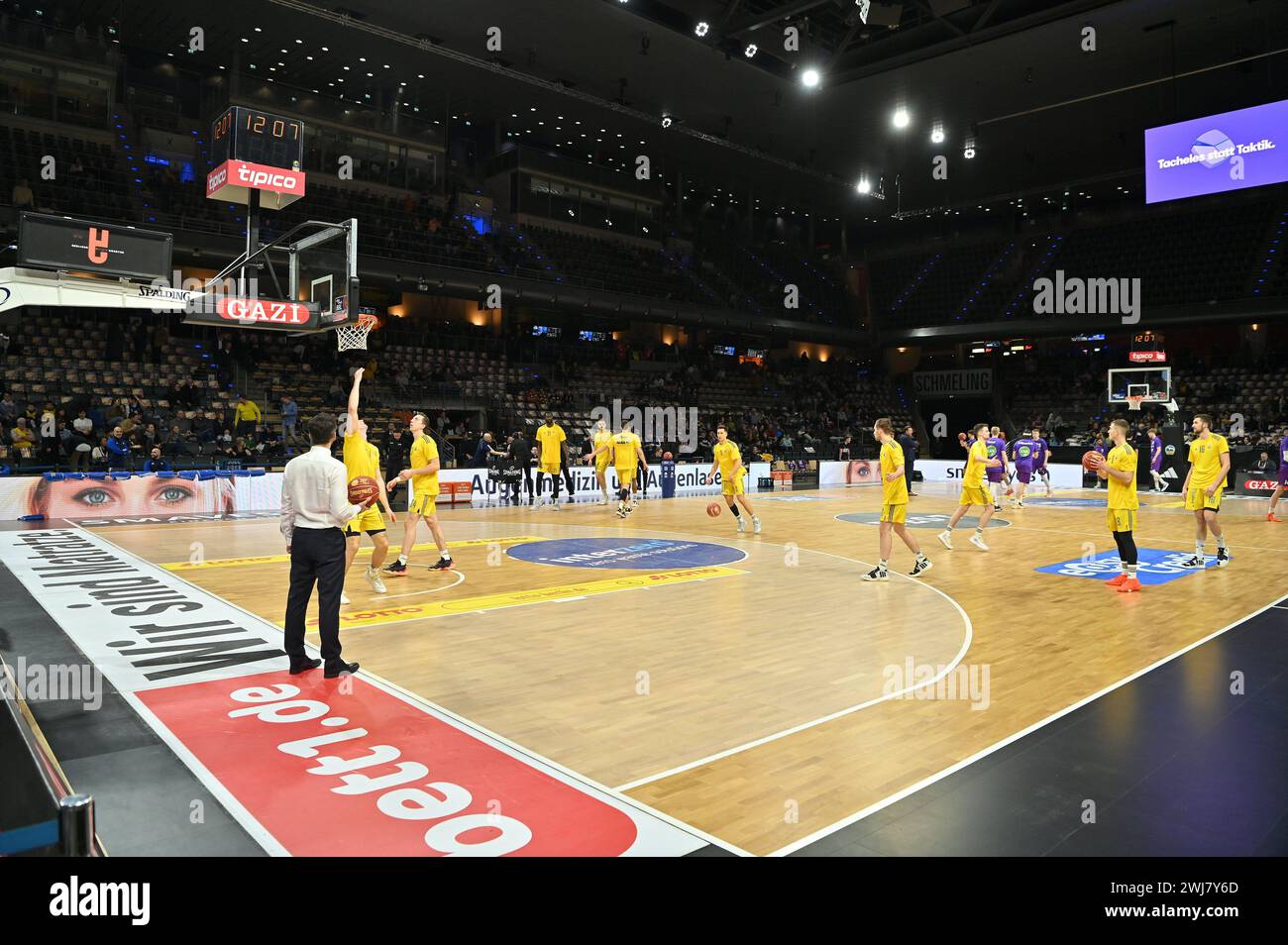 Berlin, Allemagne. 13 février 2024. Berlin, Allemagne. 13 février 2024 : L'équipe ALBA Berlin s'échauffe pendant le match easyCredit BBL - Alba Berlin v BG Goettingen - Max Schmeling Halle. Berlin, Allemagne. (Ryan Sleiman /SPP) crédit : photo de presse SPP Sport. /Alamy Live News Banque D'Images