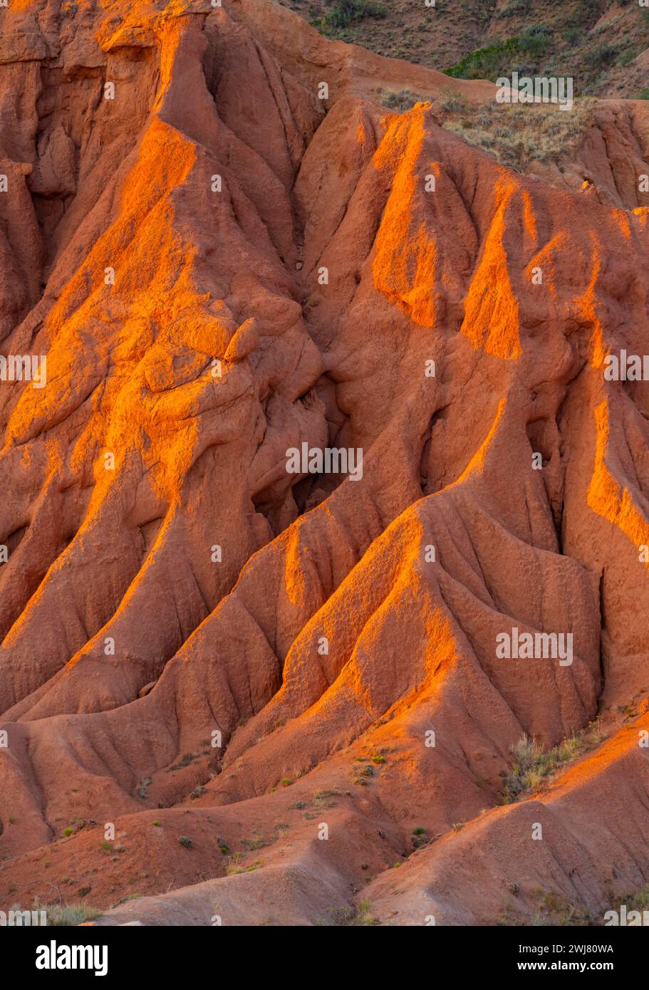 Roches rouges, canyon de formations de grès érodées, roches de grès rouge et orange, gorge de conte de fées, Skazka, Tosor, Kirghizistan Banque D'Images